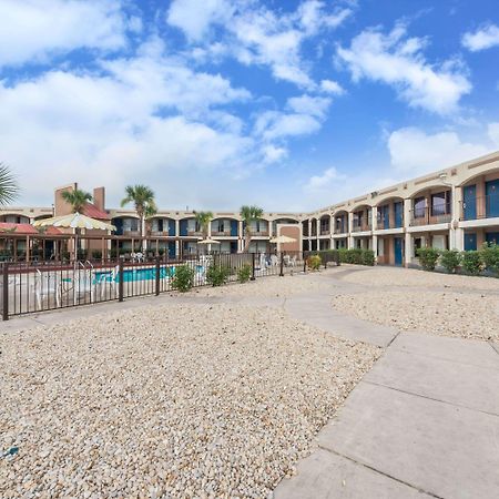 Days Inn By Wyndham San Antonio Splashtown/Att Center Dış mekan fotoğraf