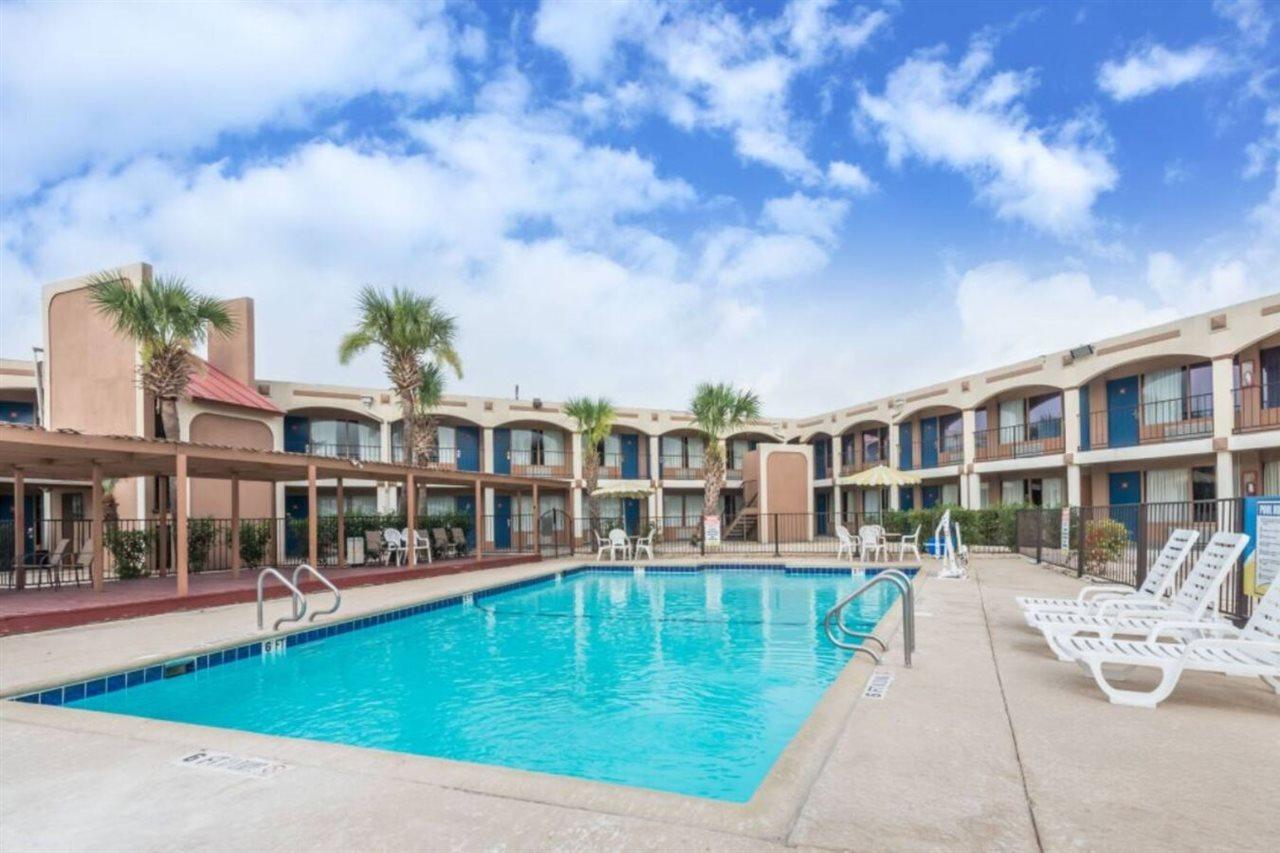 Days Inn By Wyndham San Antonio Splashtown/Att Center Dış mekan fotoğraf