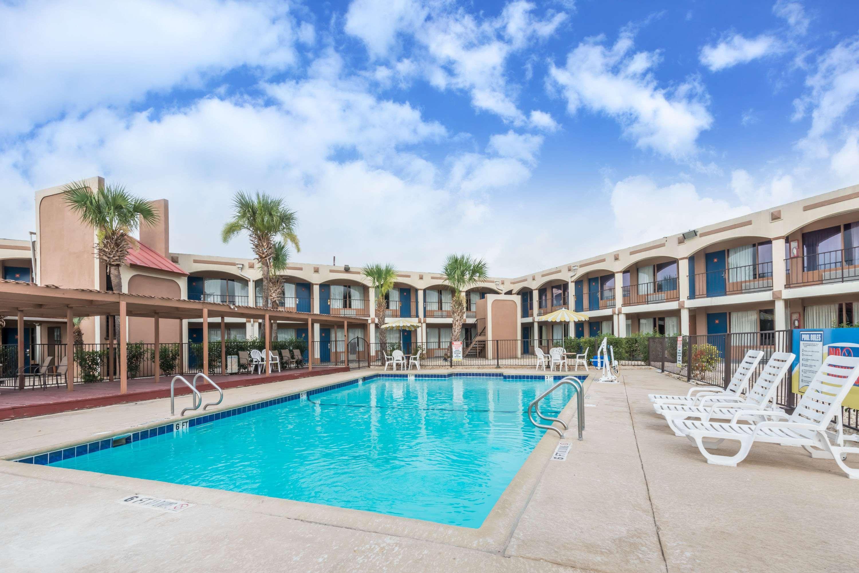 Days Inn By Wyndham San Antonio Splashtown/Att Center Dış mekan fotoğraf