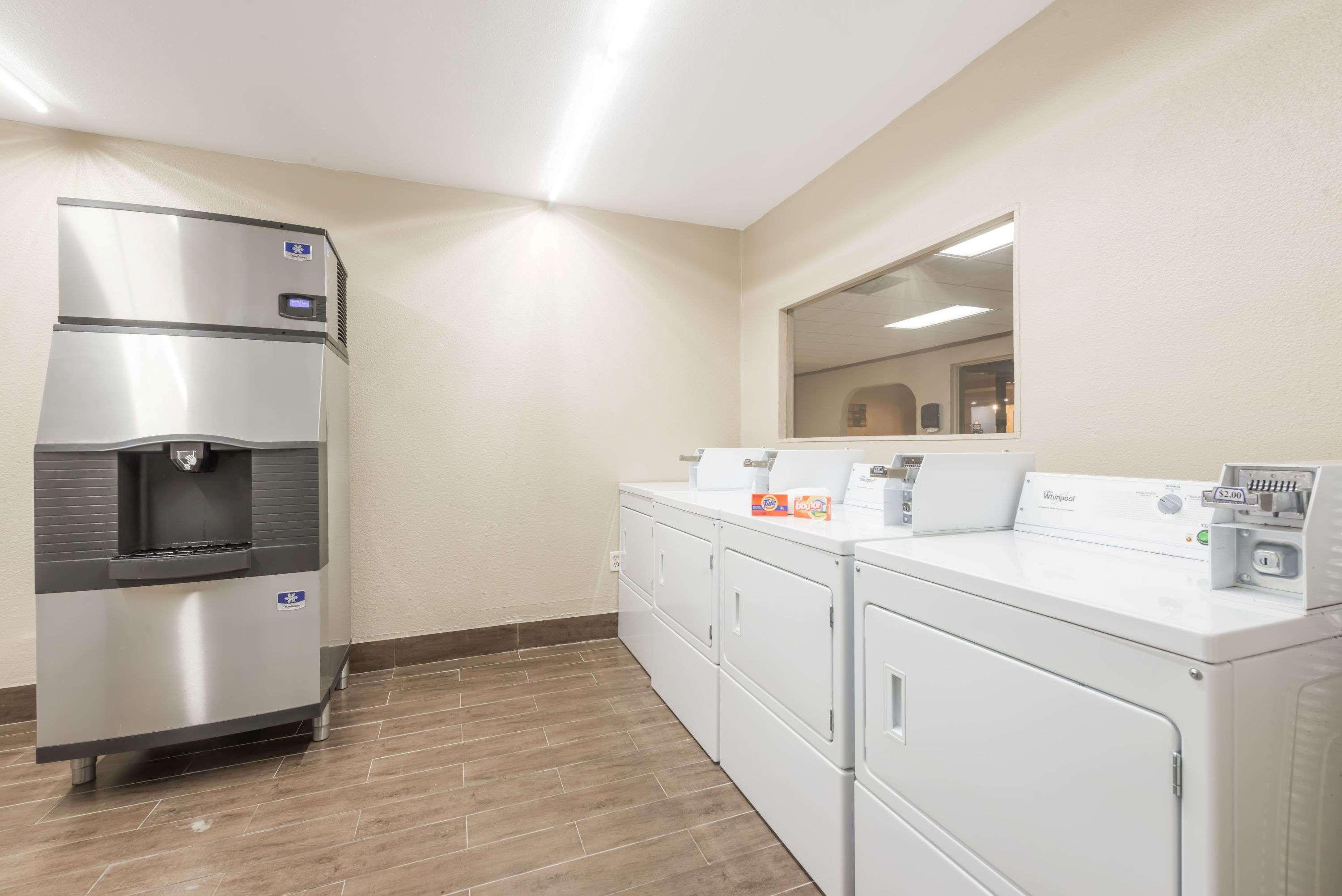 Days Inn By Wyndham San Antonio Splashtown/Att Center Dış mekan fotoğraf