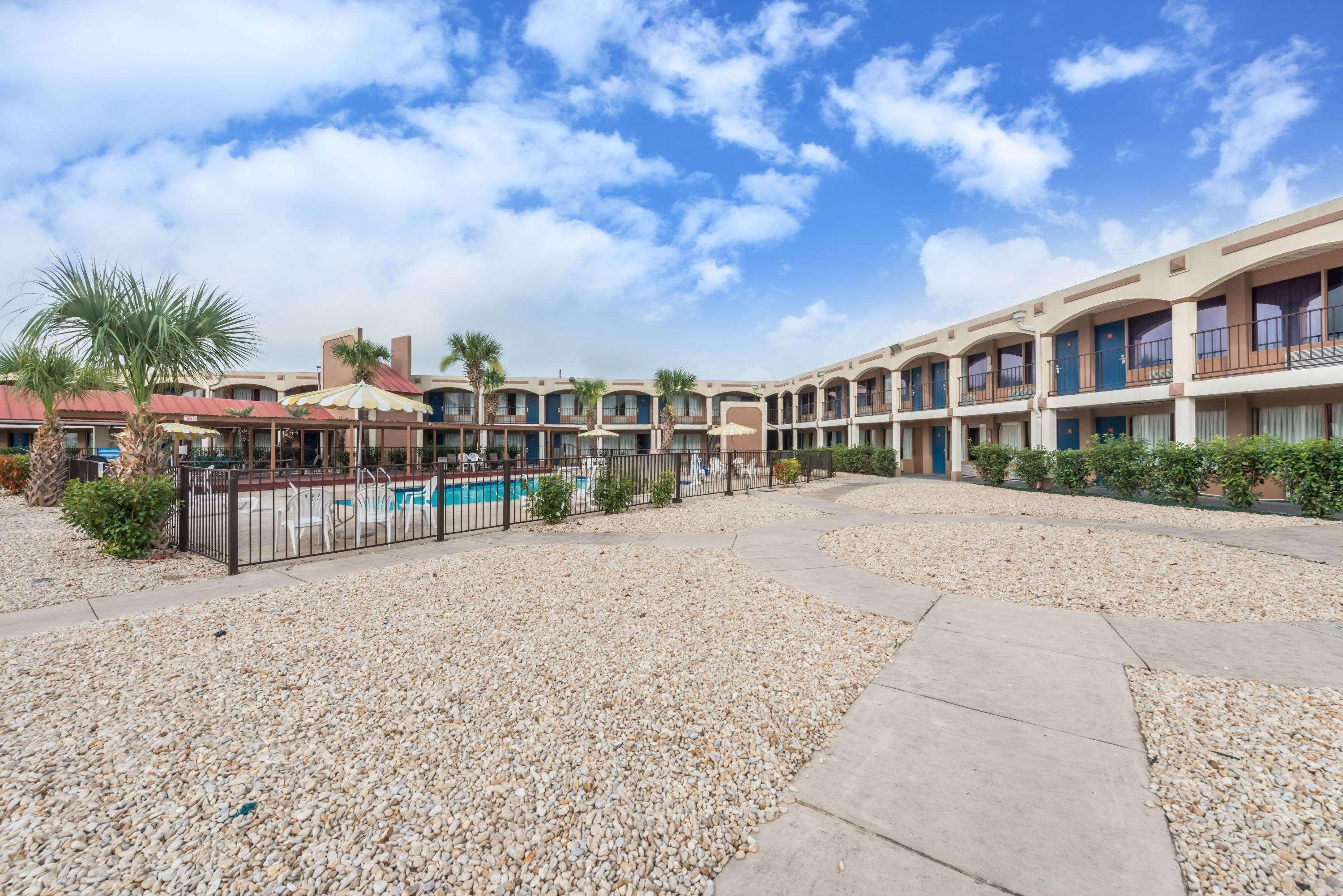 Days Inn By Wyndham San Antonio Splashtown/Att Center Dış mekan fotoğraf