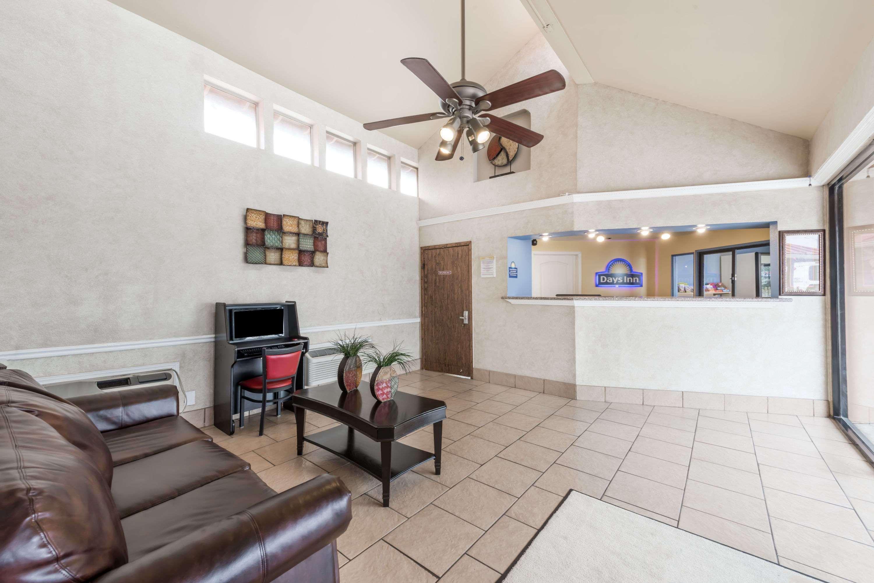Days Inn By Wyndham San Antonio Splashtown/Att Center Dış mekan fotoğraf