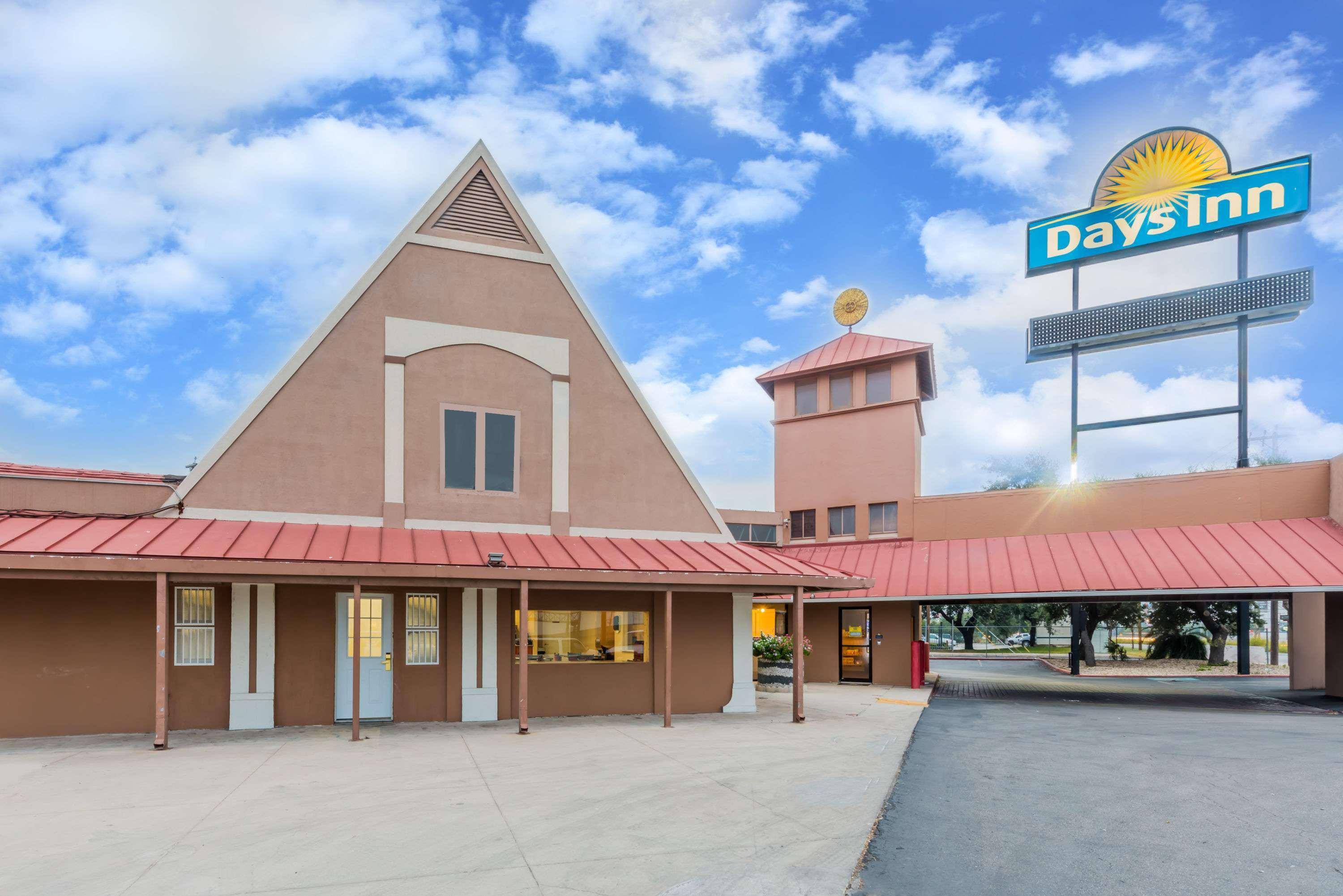 Days Inn By Wyndham San Antonio Splashtown/Att Center Dış mekan fotoğraf