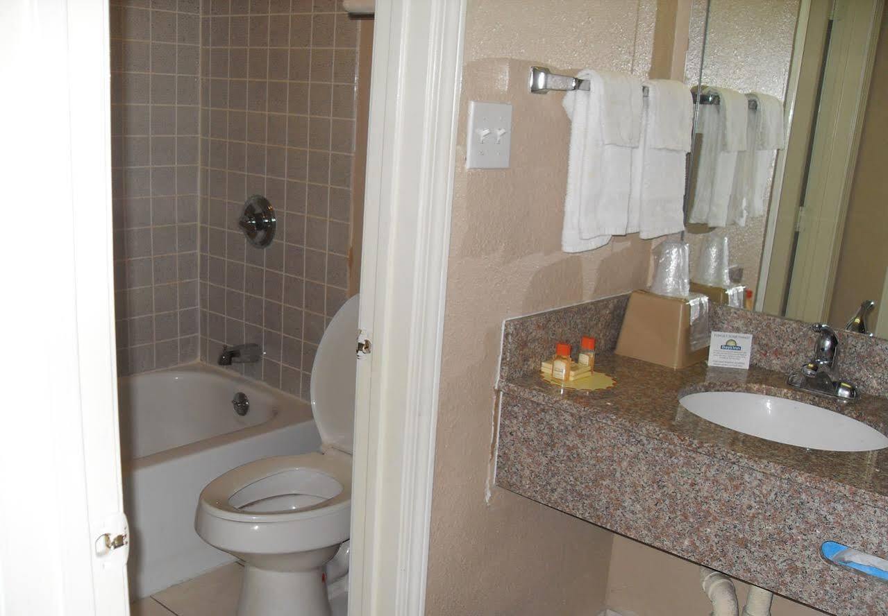 Days Inn By Wyndham San Antonio Splashtown/Att Center Dış mekan fotoğraf